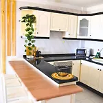 Oceanfront Chillstay - 4 Beds And A Pool Διαμέρισμα *