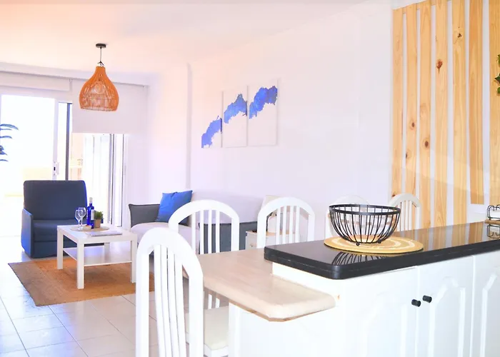 Apartment Oceanfront Chillstay - 4 Beds And A Pool