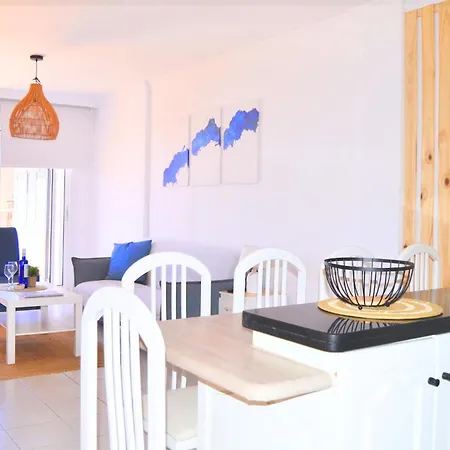 Apartment Oceanfront Chillstay - 4 Beds And A Pool